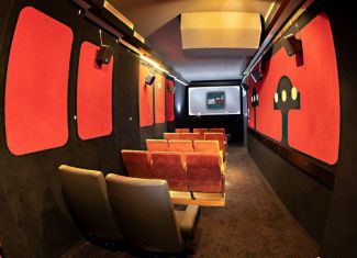 Kinosaal Mini mit Blick auf Sitzreihen und Leinwand