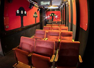 Kinosaal Mini mit Blick auf die Sitzreihen von vorne