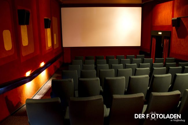 Kinosaal Camera mit Blick auf Sitzreihen und Leinwand